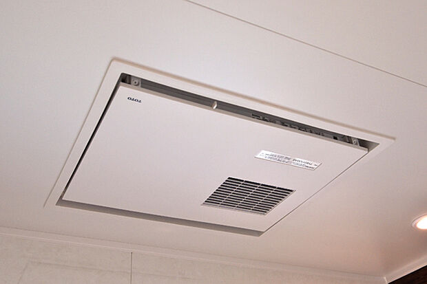 【【浴室暖房乾燥機】】花粉・梅雨時にはありがたい浴室暖房乾燥機。浴室に標準装備で夏の暑い日・冬の寒い日に重宝します。1台で暖房・乾燥・涼風・換気の4役をこなします。