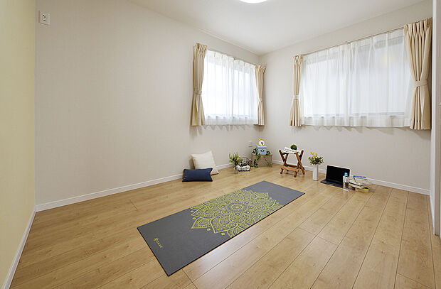 【【洋室同仕様】】ご家族一人ひとりの大切なプライベート空間。趣味に合わせて使っていただけるようシンプルに仕上げてあります。暮らし心地を大きく左右する収納を、適材適所に配置し使い勝手を考慮しました。