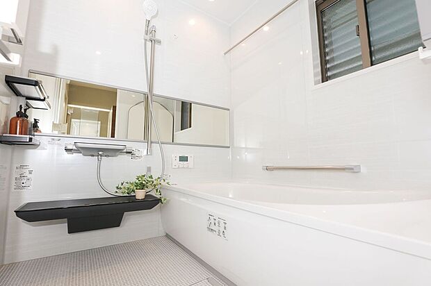 【【B棟　浴室】】魔法びん浴槽やほっカラリ床、浴室暖房乾燥機など、多彩な機能を標準装備。一般的な1616サイズより一回り大きい1717サイズ。リフレッシュ&リラックスできるバスタイムを演出します。