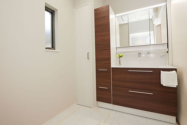 【【B棟　洗面室】】シャワー付き水栓を採用しており、朝の身支度や日々のお手入れなどに便利にご利用いただけます。収納スペースも豊富で、水回り用品などをスッキリと収納可能です。