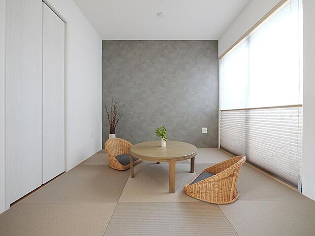 【【和室同仕様】】半帖畳とプリーツスクリーンを採用した、モダンな和空間。収納と採光部を設けています。中庭・LDKと動線がスムーズで多用途にお使いいただけます。
