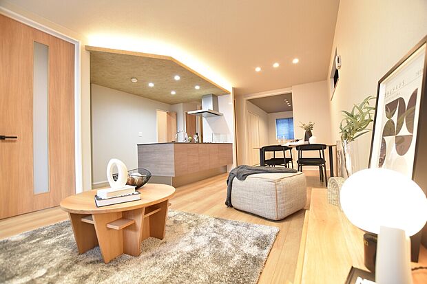 【B棟　LDK】
ご家族との時間はもちろん、ゲストを迎える場としても落ち着きのある雰囲気を備えたLDKです。永く住まう住まいだからこそ、「広さ」と「ゆとり」を大切にし、上質な空間設計としています。