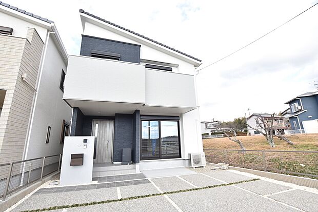 【【I棟 外観】】設計やインテリアコーディネーターが1棟1棟デザインし、周囲の街並みに溶け込むように考えています。いつまでも飽きの来ない外観です。