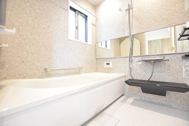 【【D棟 浴室】】限られた空間を広く見せるワイドミラー採用の1坪バスルーム。ゆったり足が伸ばせるので、毎日の疲れを癒すバスタイムを実現。ご家族みんなでも入れます。浴室暖房乾燥機付きで浴室内干しも可能!