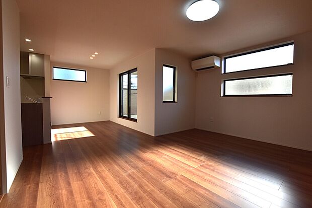 【【A棟 LDK】】ここにはみんなが集い、食事と楽しい会話が始まる。話に夢中になりすぎて、ついつい時を忘れてしまう。そんな束の間の幸せを感じさせてくれる場所です。