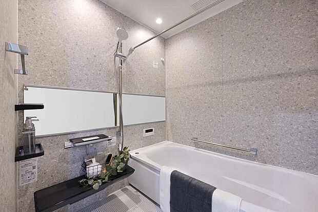 【【B棟　浴室】】お子様と一緒に入浴してもゆとりを感じられる広さを確保したバスルームです。湯船に身を預け、穏やかな会話を交わすひとときが心地良く、心身をゆっくりと整えられる空間です。