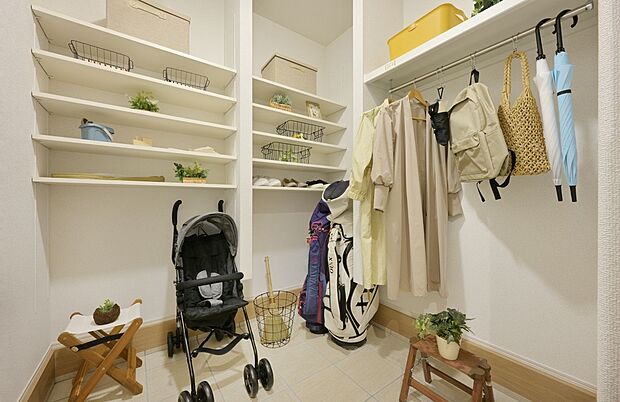 【【玄関収納】】玄関収納は全邸標準仕様(形状は各邸異なります)。三輪車やゴルフバッグなど屋外で使用するものを室内に持ち込むことなくすっきり収納できます。