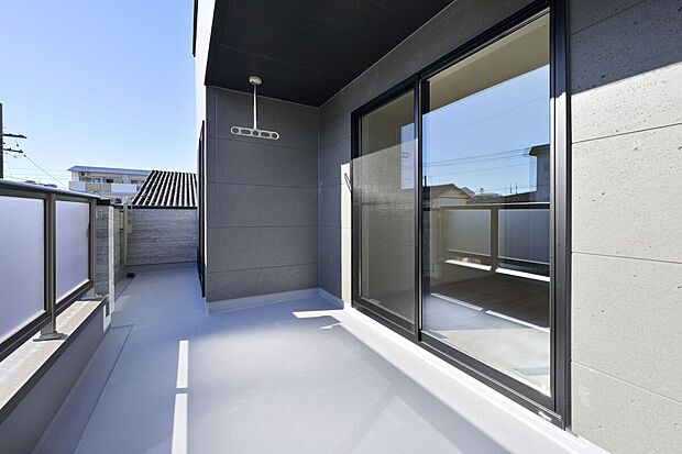 【【A棟　バルコニー】】南向きで日当たりと通風に恵まれたバルコニー。主寝室と洋室Bの双方から出入りでき、空間に自然な広がりをもたらします。