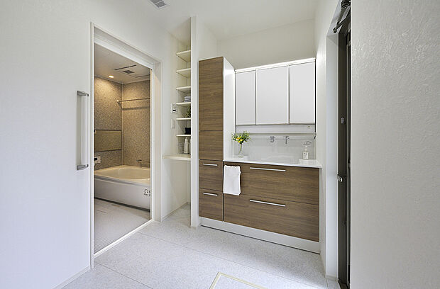 【【洗面室同仕様】】ゆとりの洗面室で朝の身支度も快適スムーズ!三面鏡で髪のセットやお化粧もストレスなくこなせ、朝から気分良く通勤通学に向かえそう♪鏡の裏にはたっぷりと収納スペースを標準装備!