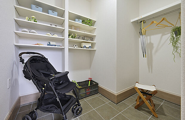 【【玄関収納同仕様】】ベビーカーや泥のついたおもちゃをしまうのに便利な玄関収納付き!キャンプ用品やサーフィン道具などもしまえ多趣味なご家族にもぴったり。