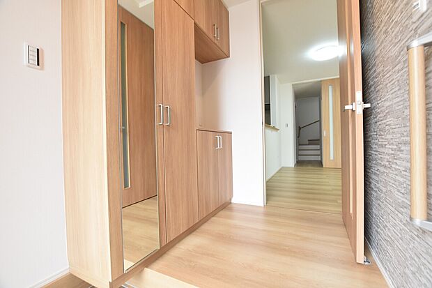 【【C棟 玄関】】外出前の身支度チェックに欠かせない姿見付きのシューズボックスを玄関に備え付けました。気持ちの良い一日の始まりは笑顔でスタート!