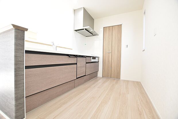 【【A棟　キッチン】】お手入れ簡単、収納力、使いやすさにこだわったシステムキッチンです。キッチンでの作業が楽しくなる嬉しい設備を標準装備しています。