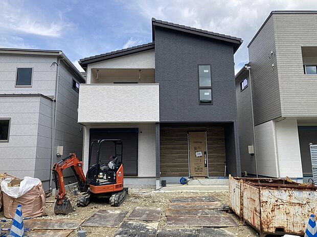 【【B棟 外観】】流行に左右されず、将来にわたって価値が継続する凛とした佇まい。おしゃれな雰囲気や自然の潤い、親しみやすさといった暮らしを豊かにしてくれる住空間です。