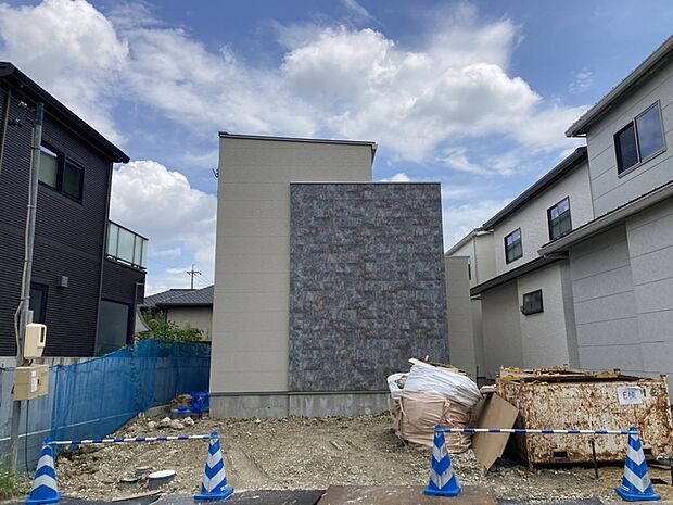 【【E棟 外観】】エサキホームの住宅は1棟ごとに周囲の街並みに馴染むようデザインしております。ナチュラルで温かみのある色合いです。
