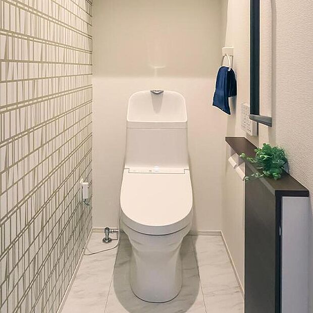 【【トイレ同仕様】】温水洗浄便座付きで、お尻を優しく洗え、寒い時期などあたたかい便座に座ることができます。菌などの感染から身を守ることにもつながり衛生的です。