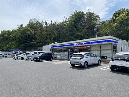 ローソン 瀬戸警察署前店 約300m(徒歩約4分　自転車約2分)