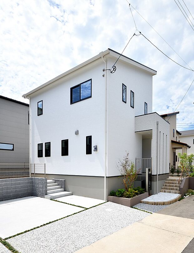 【3号地】ホワイトに薄いベージュを合わせた落ち着いた明るい外観に仕上がりました!!
駐車は2台分確保!!
お庭スペースもあるのでBBQやお子様のプールや遊び場などに使えますね♪