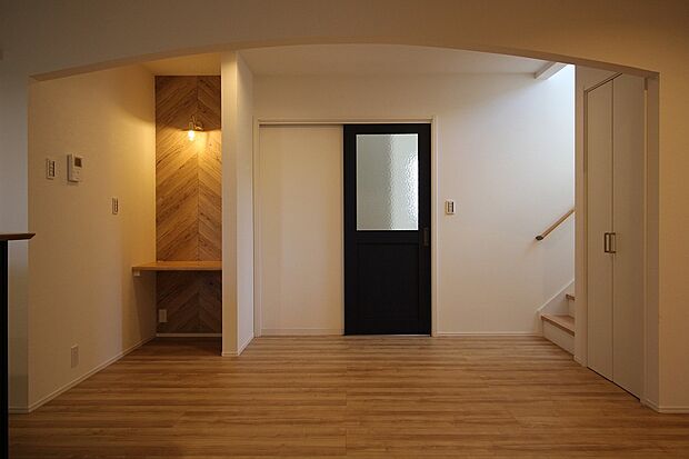 【栗東市:I様邸 2023年11月完成】リビングの一角にデスクスペースを。緩やかなアーチ垂れ壁がアクセントになっています