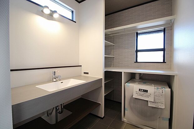 【造作棚】通常であれば棚板1枚・ポール1本毎に費用がかかるのが当たり前ですが、弊社では上下にポール2本や数々の可動棚、またそれらにcm単位で打合せを行いお住まい頂いてから使って頂き易いように仕上げてお引渡しというところまで追加費用を頂かない標準仕様として行わせて頂いてます