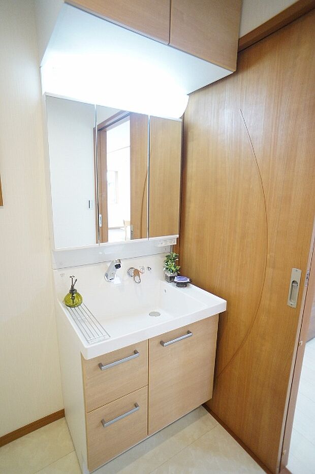 【【LIXIL】洗面化粧台-施工例-】鏡の裏が全て収納の3面鏡タイプ