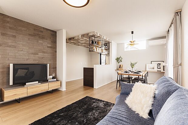 【【施工例】リビング】ゆったりLDKは家族との憩いの空間を実現。