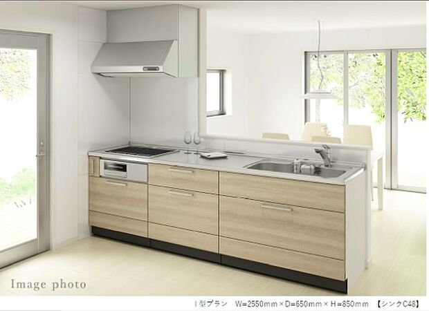 【システムキッチン「オフェリア」】天然素材が持つ風合いを美しく再現しながら、使い勝手にも磨きをかけた、どこまでもスタイリッシュなデザイン。