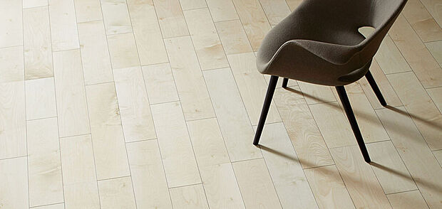 【フローリング/朝日ウッドテック】天然木の味わいをマットな質感で表現した突き板フローリング。自然が創りだしたみずみずしい木肌や鮮やかな木目、熟練工の手を加えることで、美しい意匠を愉しんでいただけます。