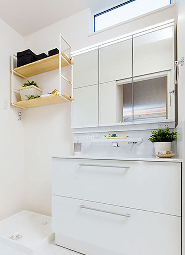 【TOTO 洗面化粧台】汚れがたまらずお掃除ラクラク。汚れがすべるように流れるボウルとバックガードが、継ぎ目なくなめらかにつながります。水栓が上部にあるので、ふき掃除もラクラクです。
※号棟により仕様が異なる為、詳細は係員にお尋ねください。