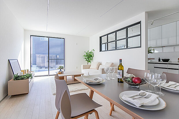 ダイニング、リビングで過ごすご家族とコミュニケーションを取りながら家事を進めることができ、毎日の洗い物や食事の用意も楽しいひとときに。／1号地