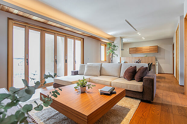 南西向きの窓からたっぷり光が差し込み、ゆとりあるLDKが明るく爽やかな空間に。採光をしっかり確保できるレイアウトです。/12号地