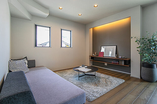 TV背面のアクセントパネルが印象的!壁面上部から壁を照らすコーニス照明がLDKを広くスッキリと見せてくれます◎