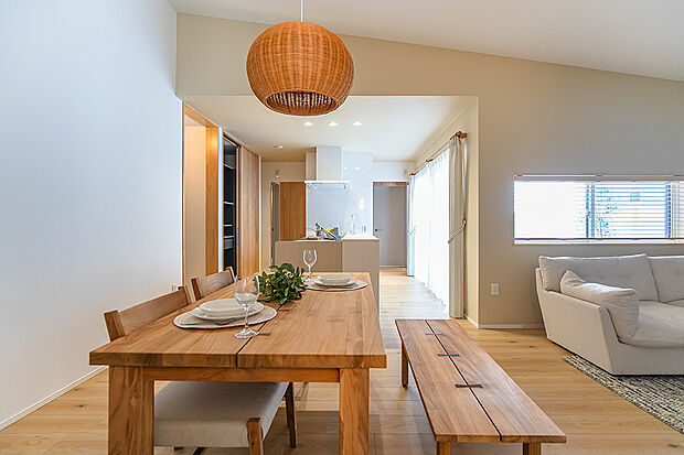 中庭はLDKに面しており、自然光が心地よく差し込む開放的な空間。
お子様の遊び場や、家族でくつろぐ憩いの場としても活用でき、日常にゆとりを添えます。/2号地