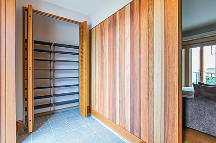 玄関｜すっきり収納で気持ちの良い玄関に。