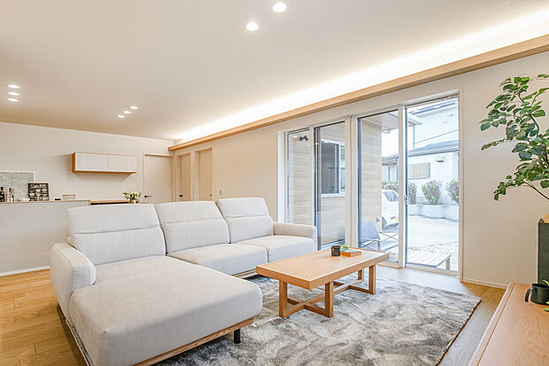 【リビング｜間接照明で暖かな空間に♪】折下げ天井と天井を照らすコーブ照明が広がりのある空間を演出してくれます◎強い眩しさなどを感じにくく、空間全体を明るくしてくれるのがうれしい♪/1号地