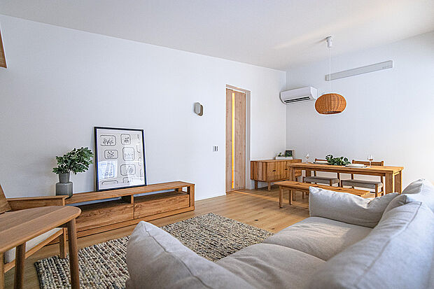 【リビング｜勾配天井でリビング全体に開放感を◎】洗練されたデザインが際立つLDK。開放的な空間にやさしい自然光が差し込み、日常に品とゆとりをもたらします。/2号地