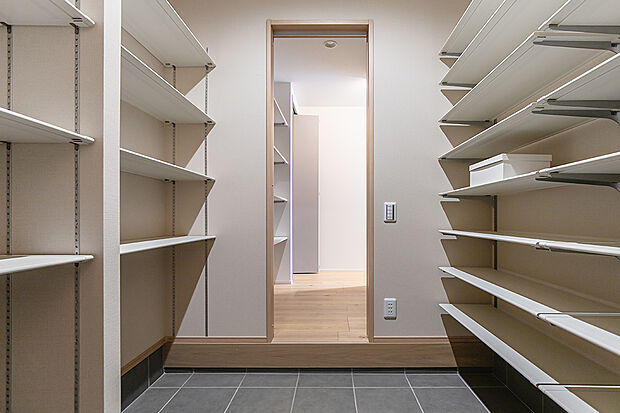 【シューズクローク｜すっきり収納で気持ちの良い玄関に。】キッチンと玄関をつなぐ場所にたっぷりの収納スペース♪シューズクロークからは、パントリーやキッチンに繋がる動線になっているので、食品のストックにも便利です！/2号地