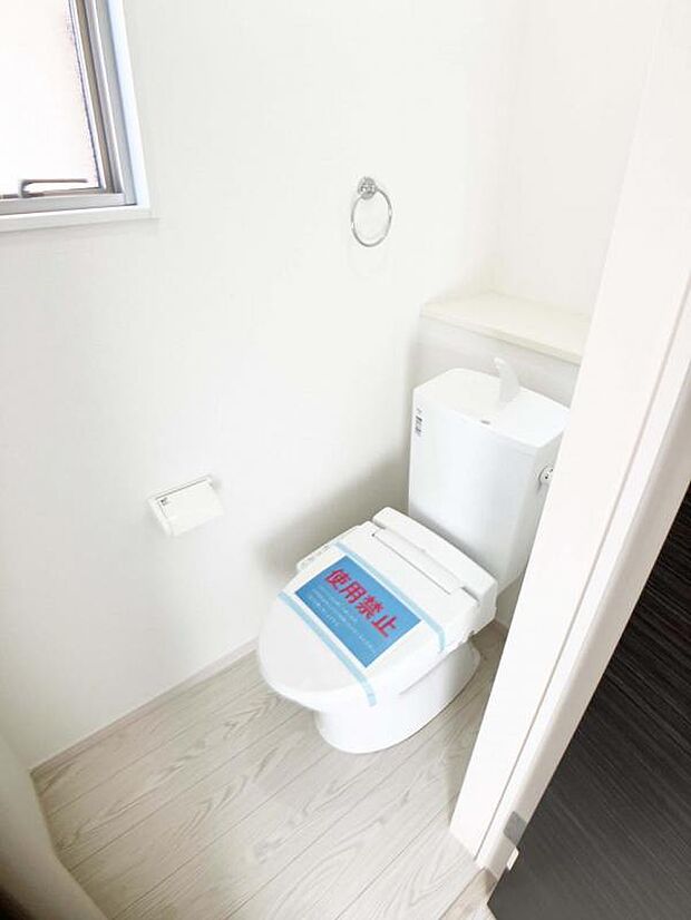 【トイレ】■窓付きの明るいトイレ