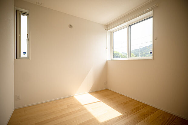 【7号地　2階洋室】窓から差し込む光が明るい洋室