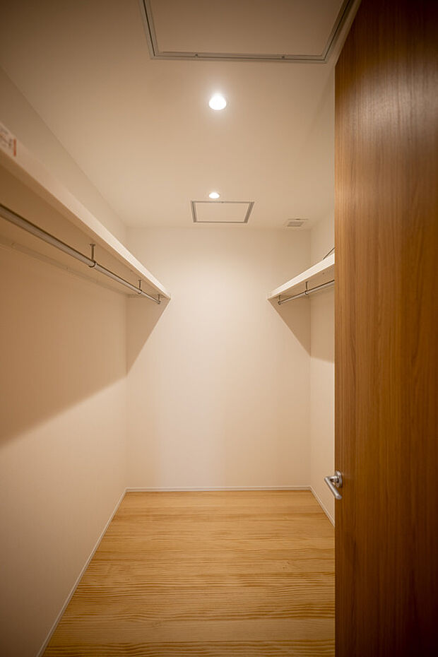 【7号地　ウォークインクローゼット】家族の衣服を収納できるファミリークローゼット