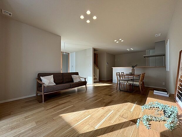 【サニーガーデン福間駅南3工区　11号地】【11号地】
17.4帖に畳コーナー3.8帖のくつろげるリビング。1階にウォークインクローゼットあるため片付けも楽々です。