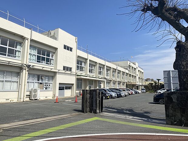 福間小学校（約900m）