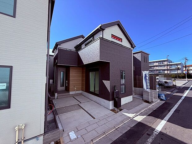 街並みに調和しながらも存在感ある外観デザイン。光や風の通り道を意識した設計で、家族が快適に過ごせる暮らしを演出。見るたびに誇らしさを感じる住まいです。