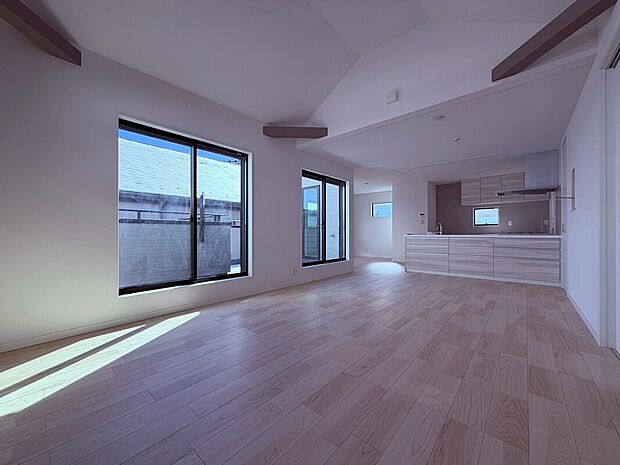 LDKは家族の中心。光と風をたっぷり取り込み、快適で心地よい空間に仕上げました。収納や動線も工夫され、料理も団らんもストレスなく楽しめる設計です。