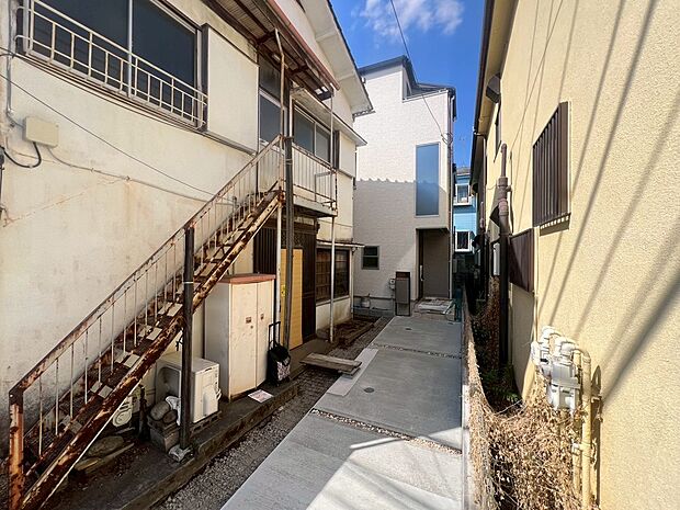 道路から奥まった旗竿地のため、通行人の視線が届きにくく、落ち着いた暮らしを実現。敷地内は独立性が高く、静かでプライベート感のある住環境が魅力です。