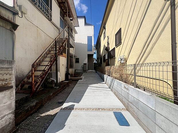 外部の視線が届きにくく静かな住環境が魅力の立地です。道路から奥まった旗竿地のため、通行人の目線を気にせず落ち着いた暮らしが可能。プライバシー性が高く、ゆったりとした住まいづくりが実現できます。