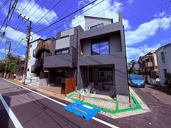 街並みに調和しながらも存在感を放つ、洗練された美しいデザイン。細部にまでこだわった外観が上質な印象を演出し、住まう人の誇りを満たします。飽きのこない佇まいが長く愛される住まいです。