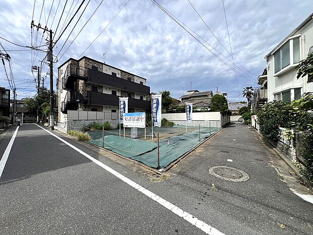 【更地時現地】南東角地に位置し、陽当たりの良さと開放感を兼ね備えた住まい。朝からたっぷりの陽光が差し込み、明るく心地よい空間が広がります。風通しも良好で、快適な暮らしを実現できる魅力的な立地です。