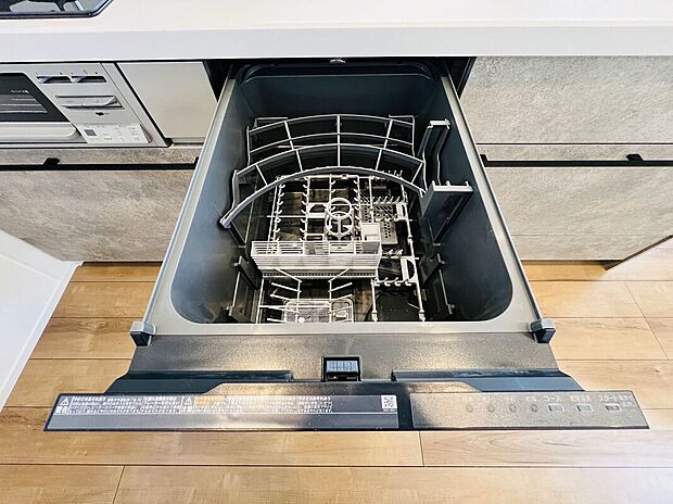 【【施工例】食洗機】ビルトイン食洗機付きで、毎日の後片付けもスムーズに。手洗いの手間を軽減し、節水・時短にも貢献します。忙しい共働き世帯にも嬉しい、家事負担を軽くする便利な設備です。