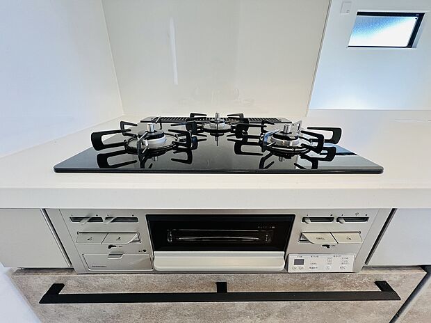 【【施工例】ガスコンロ】お料理がはかどる使い勝手の良いガスコンロを採用。火力調整もしやすく、炒め物から煮込み料理まで幅広く対応します。毎日の調理を快適にサポートする設備です。