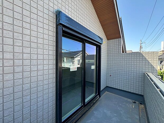 【【建築中】バルコニー】外の景色をゆったりと楽しめるバルコニーは、明るい陽光と心地よい風が通り抜ける快適な空間です。洗濯物もよく乾き、ちょっとしたリフレッシュスペースとしても活用できます。